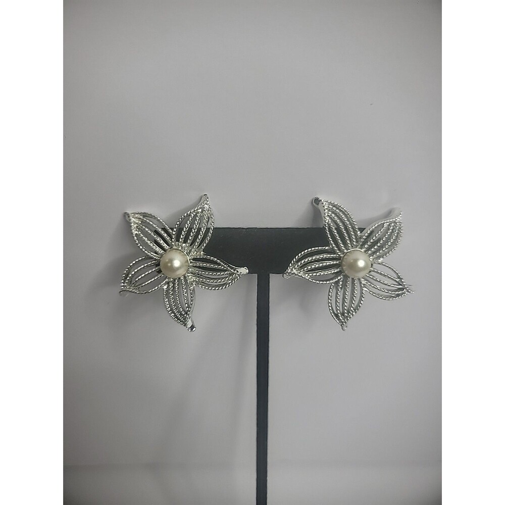 Vintage Sarah Coventry Silver Tone Flower Clip On Earrings White Middle Jewelry